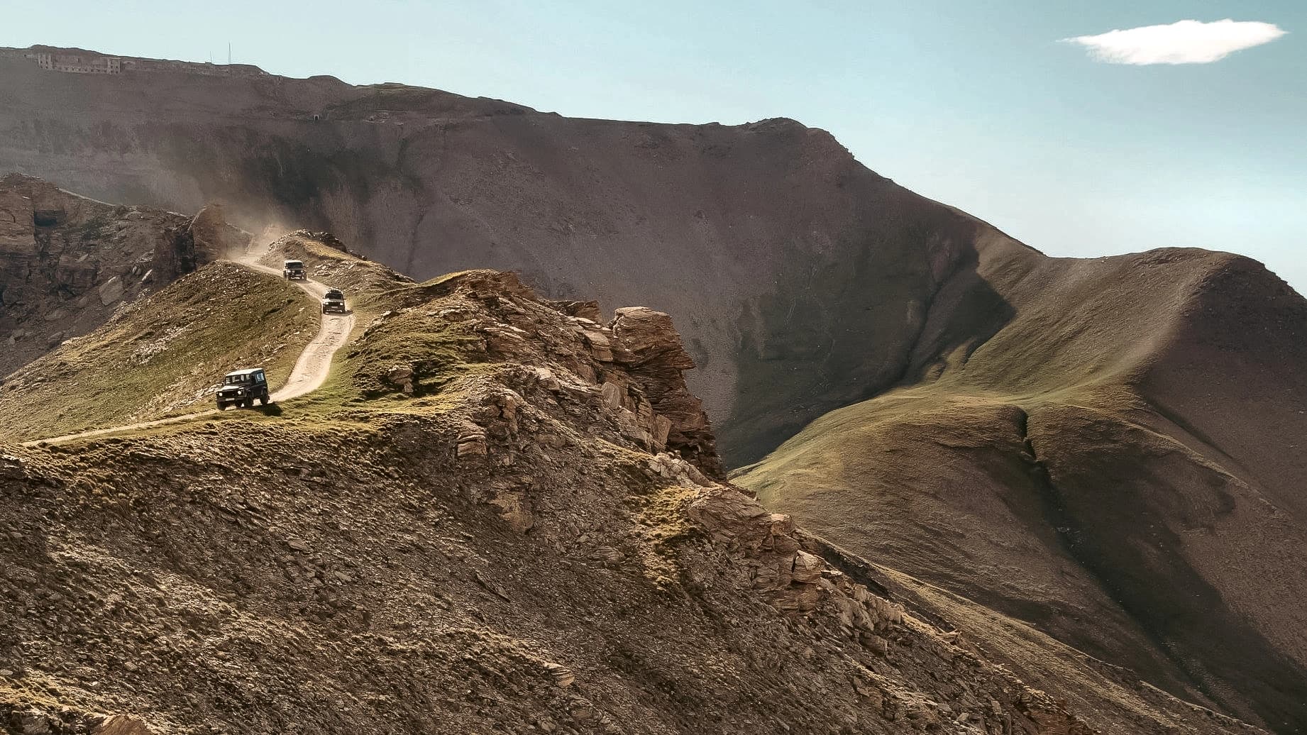 4x4 Expedition Westalpen — Geländewagen auf Schotterpiste Alpenpässe